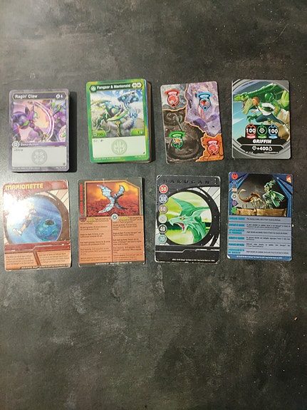 Bakugan kortteja ja muutama bakugan