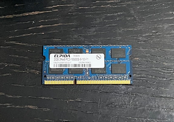 Elpida 2 Gt DDR3 SO-DIMM -muistimoduuli kannettavaan tietokoneeseen