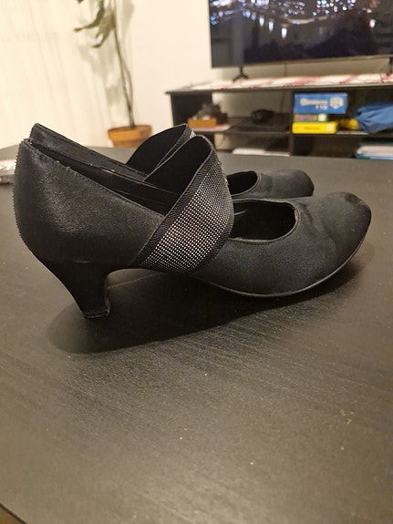 Mustat korkokengät koko 39