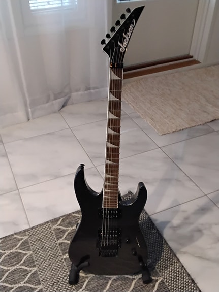 Myydään Jackson X Series Soloist SLX DX kitara sekä Fenderin 100w vahvistin