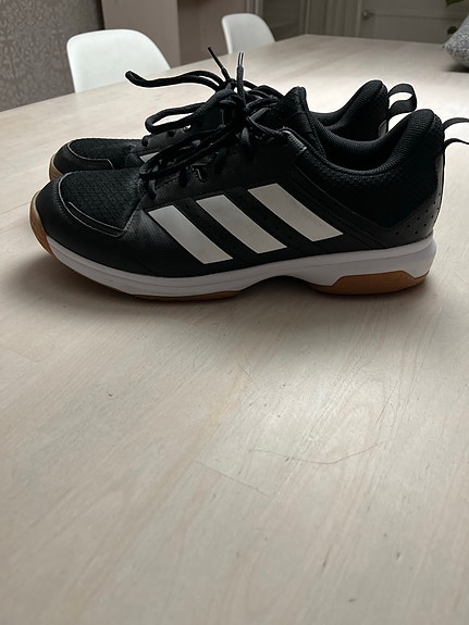 Adidas sisäpelikengät koko 45 musta
