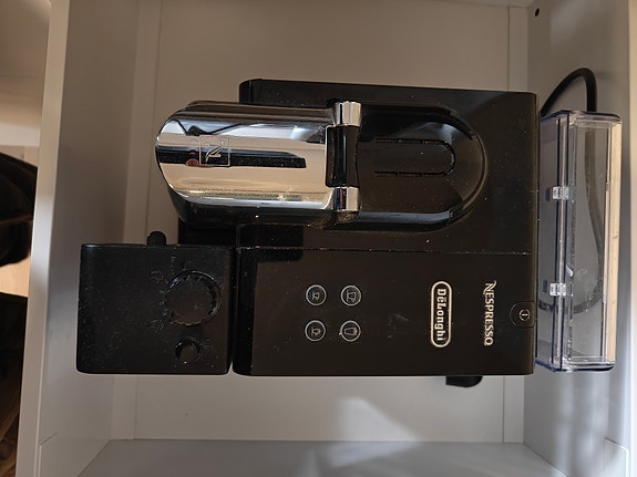 Nespresso Lattissima kahvikone musta