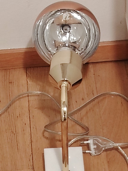 Lamppu pöydälle tai seinään