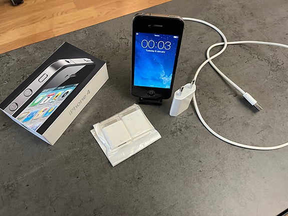 Phone 4, 32GB + Camera Connection Kit (apple original)