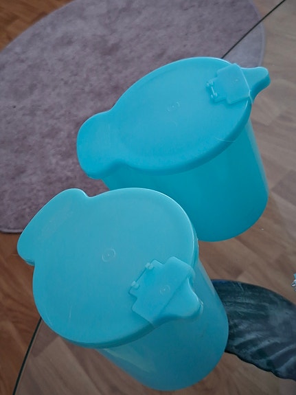 2 Tupperware astiaa