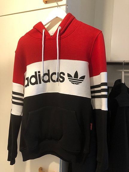 Adidaksen huppari.