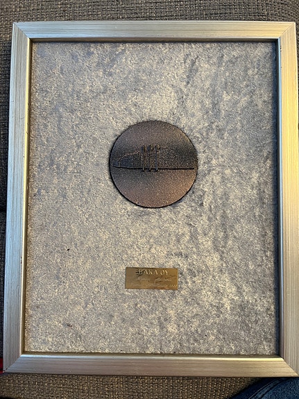 Tikkurilan Jäähallin muistotaulu