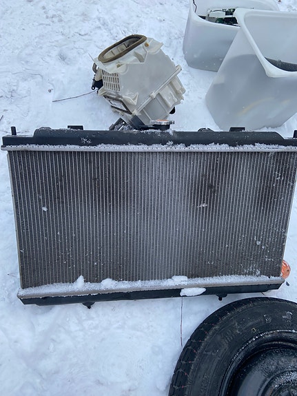 Nissan jäähdytin ja tuuletin
