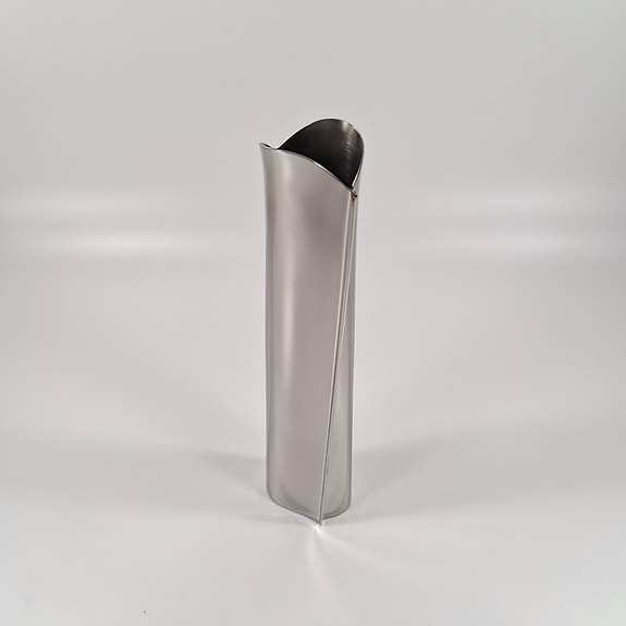 Metallivaasi, design Tapio Wirkkala