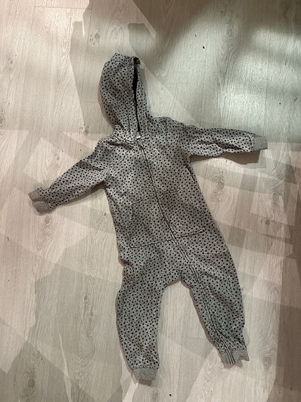 Puuvillainen haalari / oloasu, harmaa, jossa sinisiä tähtiä