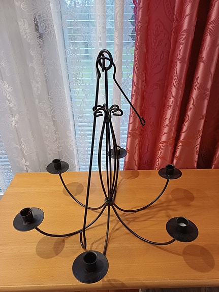 Metallinen kynttelikkö