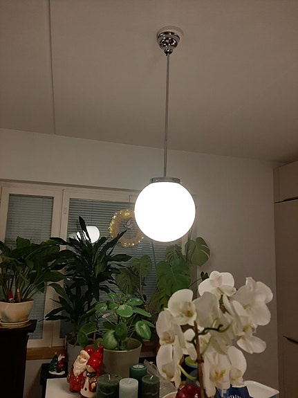 Kupittaan Valaisin riippuvalaisin pyöreä opaalilasi