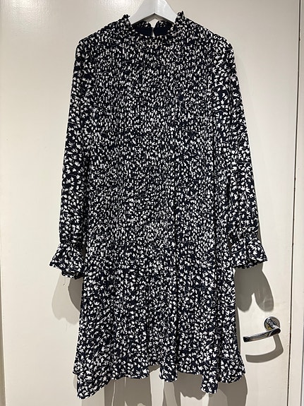 Vero Moda mustavalkoinen pliseerattu mekko