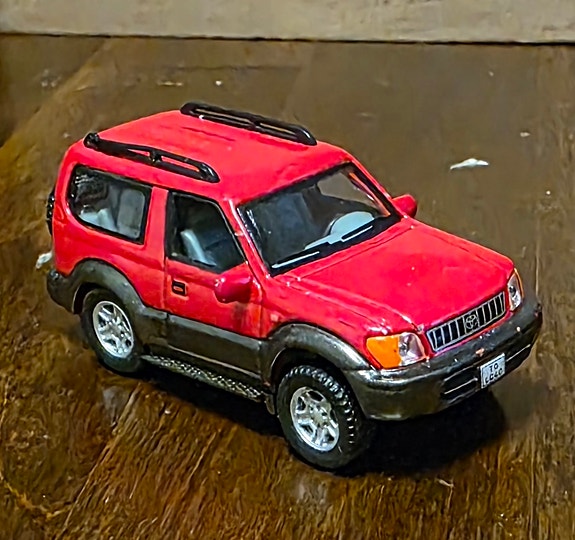 Toyota Land Cruiser 90 -mallin pienoismalli punainen
