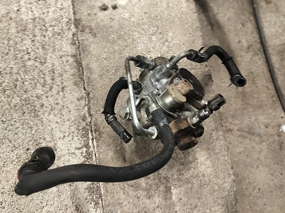 Polttoaineruiskupumppu Toyota Avensis T25 2,2 D-cat