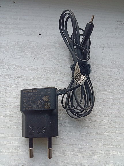 Nokia AC-5E vanha laturi, pieni 2mm plug.