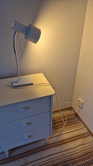 Pöytälamppu, valkoinen.
