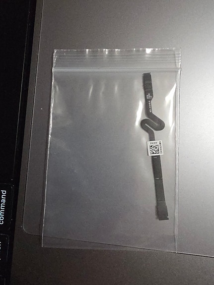 Myydään Macbook pro 15" 2018 ja 2019 akun flex kaapeli