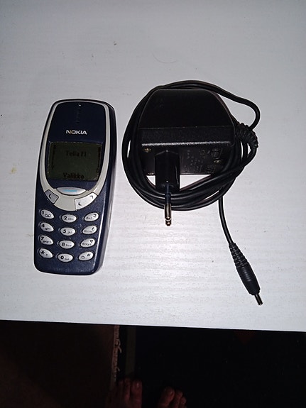 Vintage Nokia 3310 (NHM-5NX) vuosimalli 2000 + laturi.