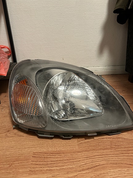 Toyota Yaris 2003 Right Headlight