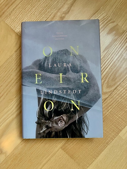 Oneiron, kovakantinen. Kirjoittanut Laura Lindstedt