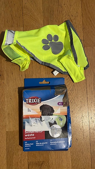 Paljon tarvikkeita pienelle koiralle tai pennulle