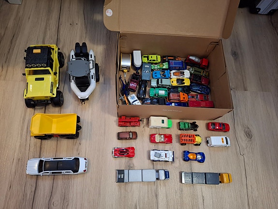 Pikkuautoja, limusiini ja kuorma-auto