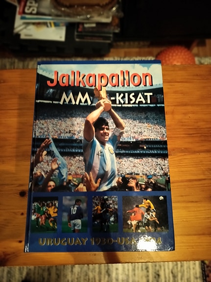 Jalkapallon MM- KISAT kirja ja Jalkapallon MM- kisavisa kirja