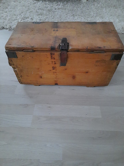 Vanha puinen säilytys kaluste tms.