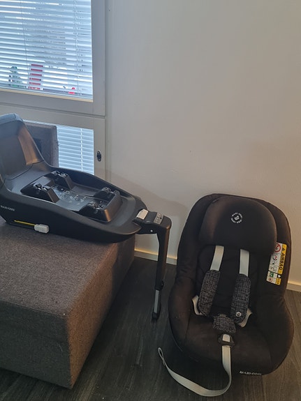 Maxi-Cosi turvaistuin ja telakka isofix-kiinnityksellä