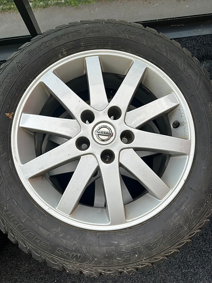 Nissan alkuperäiset 16” alumiinivanteet + nastarenkaat 205/60 R16