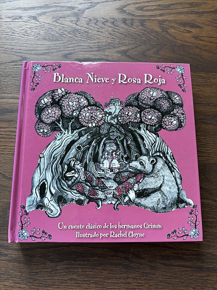 Blanca Nieves y Rosa Roja pop-up kirja espanjaksi