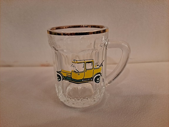 Pieni vanhat autot tuoppi