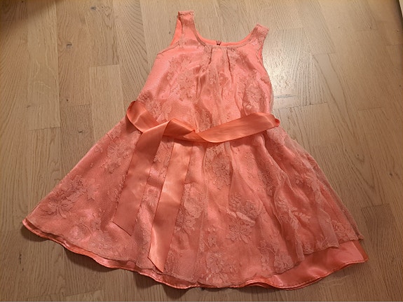 Mingnelin juhlamekko, 104