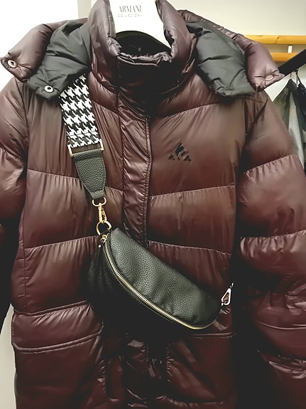 Musta crossbody laukku