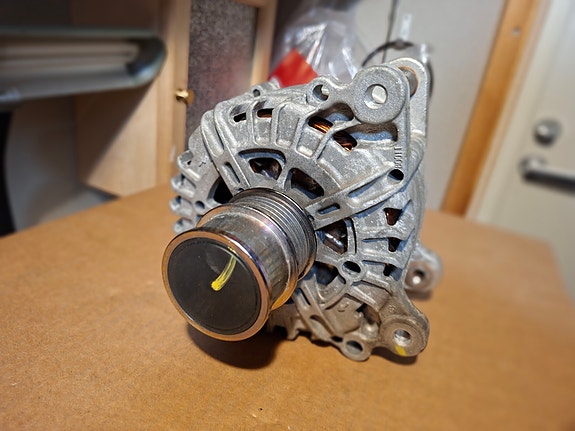 Laturi Volkswagen, Skoda, Audi 04C903023M, Valeo
