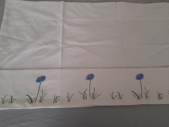 Valkoinen verhokappa jossa ruiskaunokkeja 50x215cm