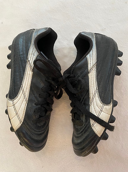 Puma nappulakengät ja Adidas pelipaita