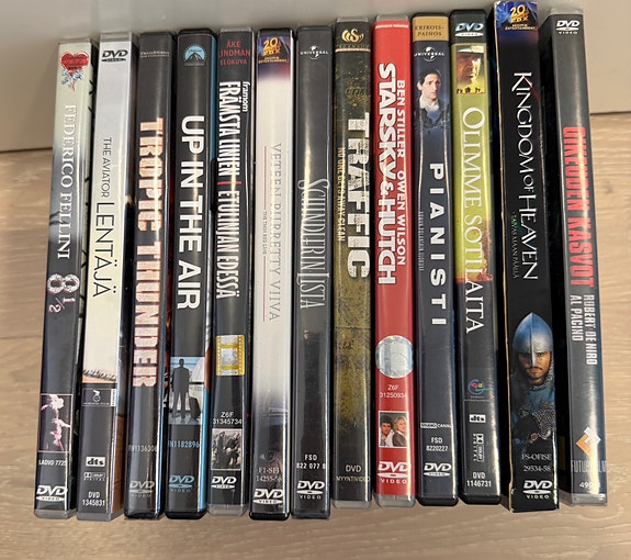 13 DVD elokuvaa