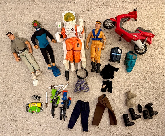 Action Man -figuurien kokoelma aksessuaareineen (1990–2000-luvun Hasbro-mallit