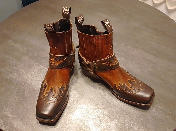 Käyttämättömät nilkkapituiset Sendra-merkkiset bootsit, koko 44