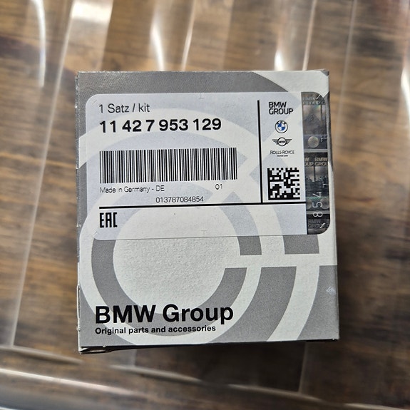 BMW öljynsuodatin 11 42 7 953 129 alkuperäinen ja Mann Filter HU 816 X tarvike