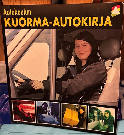 Autokoulun kuorma-autokirja oppikirja