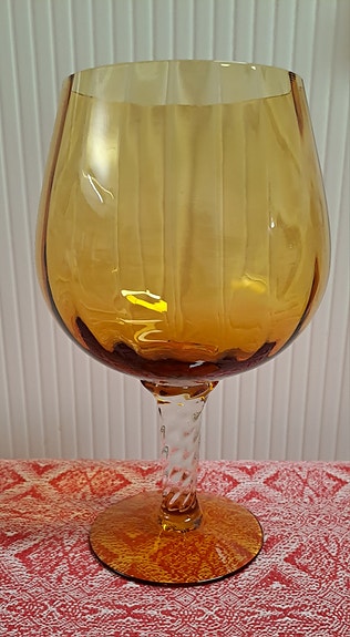 Ruskea jalallinen lasikulho