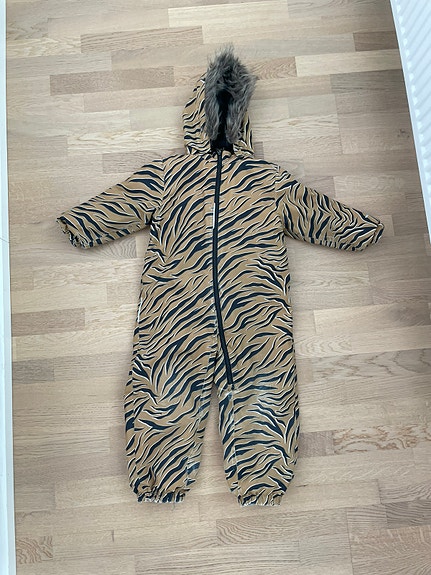 Name it haalari, koko 104