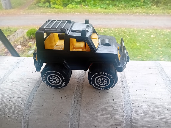 Plaston monsteri auto