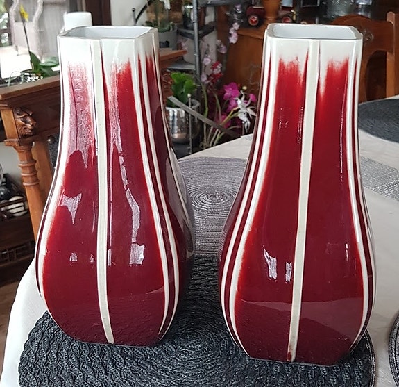 KIINALAISTA (VINTAGE) YKSIVÄRISTÄ HÄRKÄN VERI-MALJAKKOA, POSLIINIA 2kpl