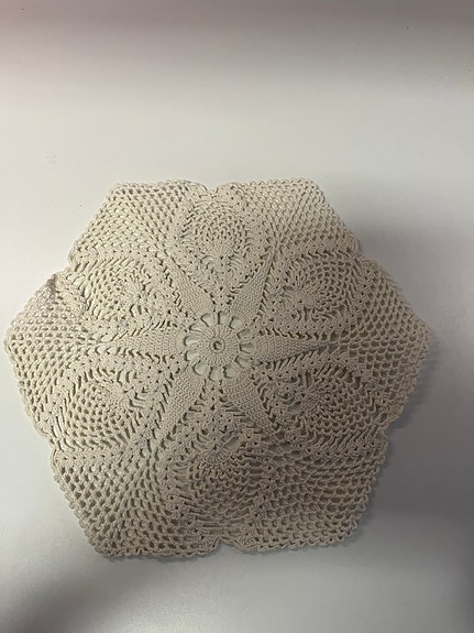 Virkatty valkoinen pitsiliina 25 cm