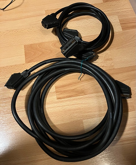 Scart kaapeleita