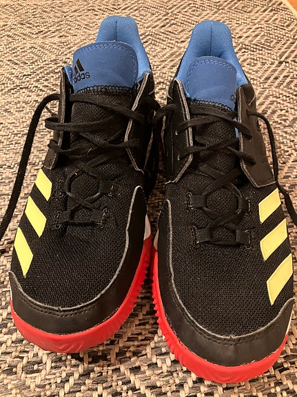 Adidas-sisäpelikengät kokoa 41 ja 1/3